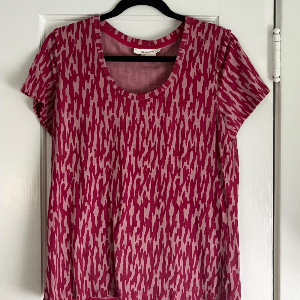 Icebreaker merino wool top EUC. Dark pink/light pink pattern.